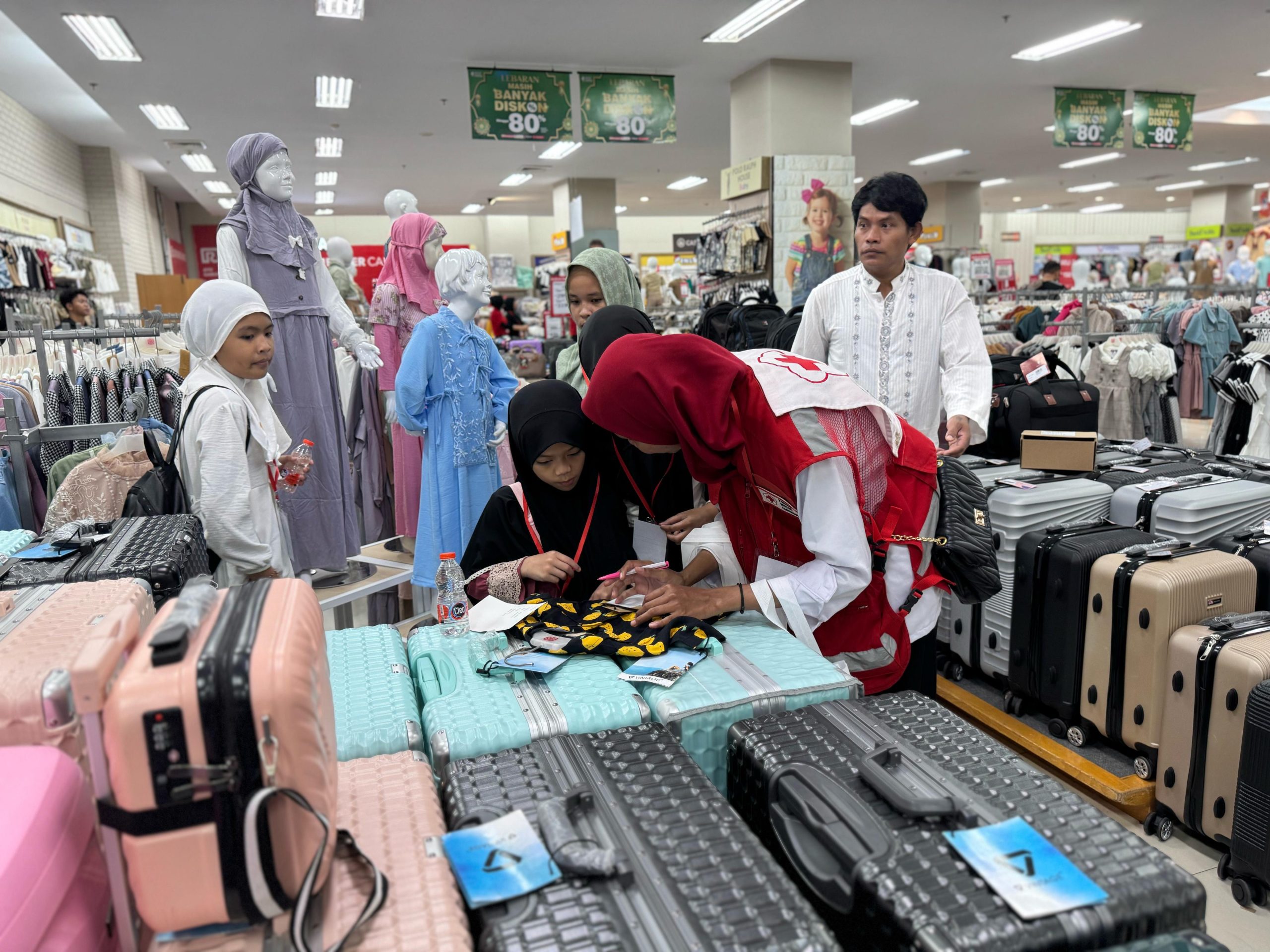 TSR ke-9 PMI Samarinda, 200 Anak Yatim Berbagi Kebahagiaan Jelang Lebaran TSR ke-9 PMI Samarinda, 200 Anak Yatim Berbagi Kebahagiaan Jelang Lebaran