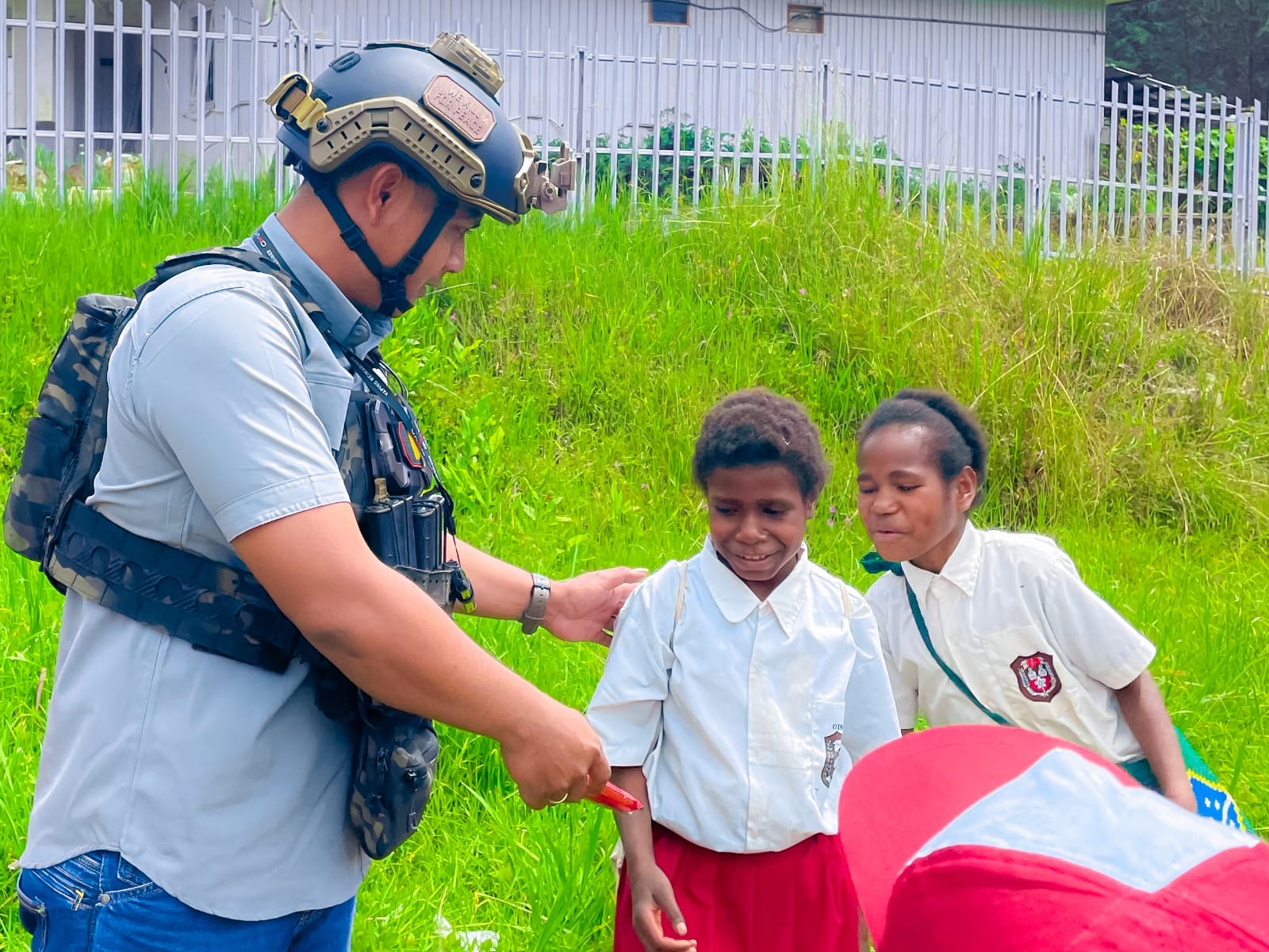 Satgas Operasi Damai Cartenz Patroli Dialogis Menyambangi Anak Sekolah di Distrik Ilaga Satgas Operasi Damai Cartenz Patroli Dialogis Menyambangi Anak Sekolah di Distrik Ilaga