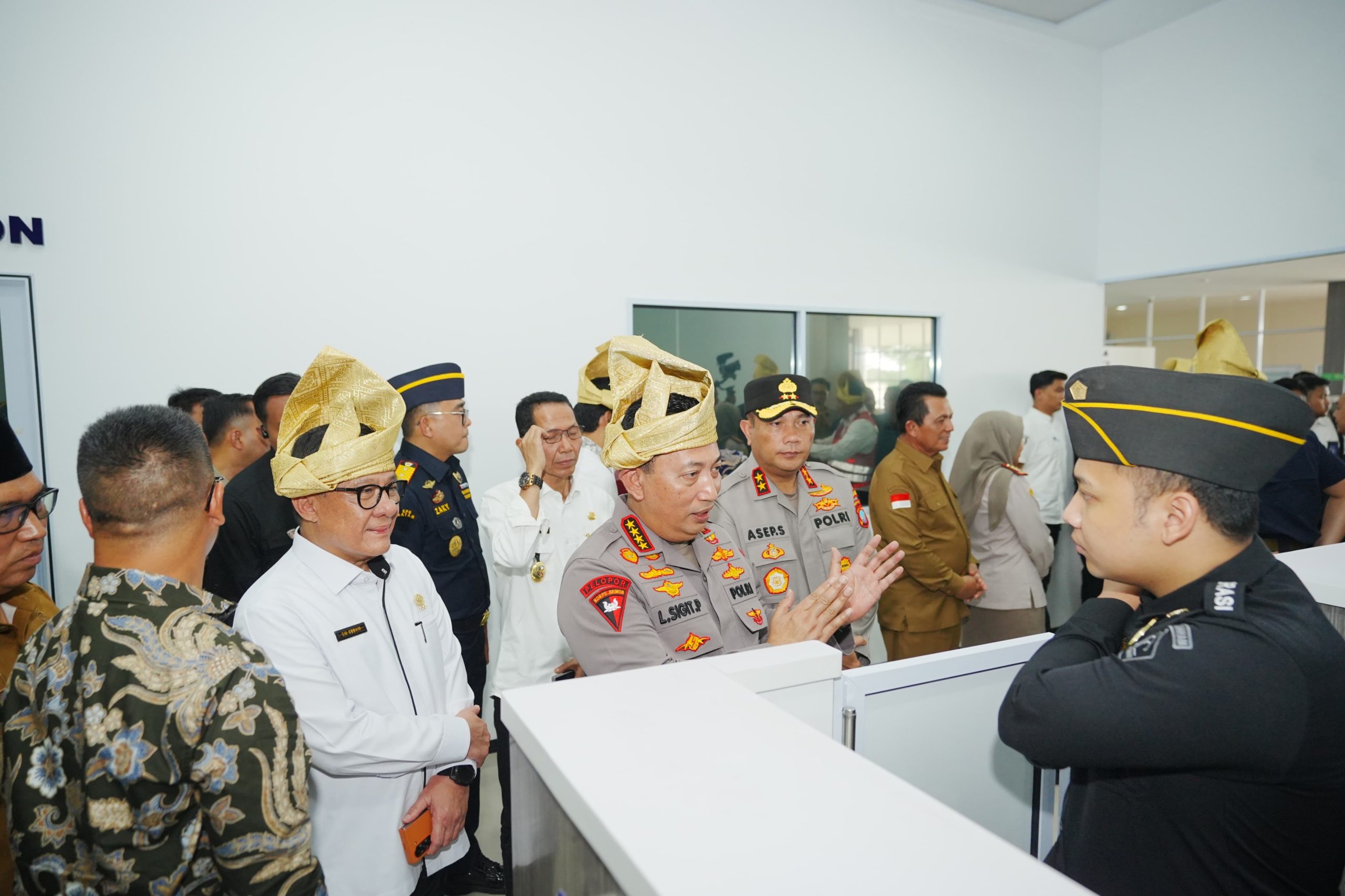 Hadiri Peresmian Pelabuhan Gold Coast Bengkong, Kapolri Tekankan Pentingnya Kolaborasi Lembaga Cegah TPPO-PMI Ilegal Hadiri Peresmian Pelabuhan Gold Coast Bengkong, Kapolri Tekankan Pentingnya Kolaborasi Lembaga Cegah TPPO-PMI Ilegal