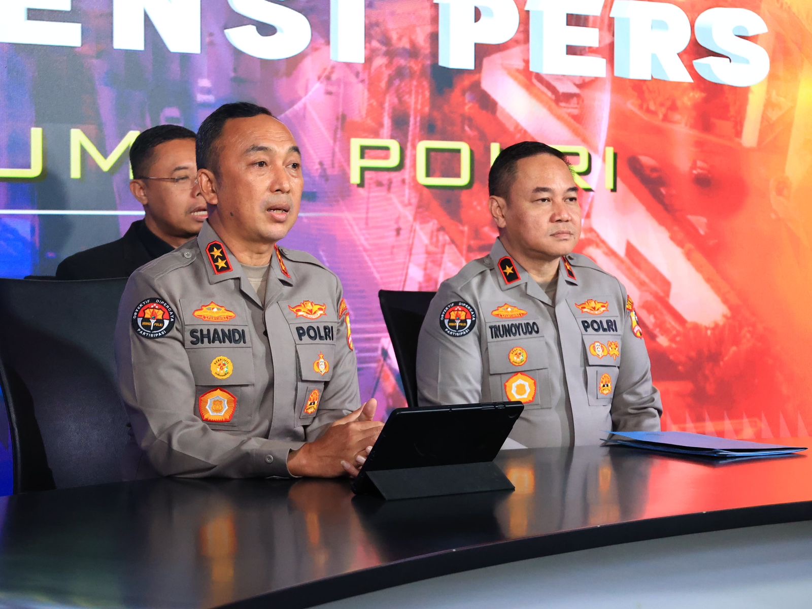 Kadiv Humas Ajak Masyarakat Tak Ragu Laporkan Aksi Premanisme Melalui Call Center Maupun WA Aduan Kadiv Humas Ajak Masyarakat Tak Ragu Laporkan Aksi Premanisme Melalui Call Center Maupun WA Aduan