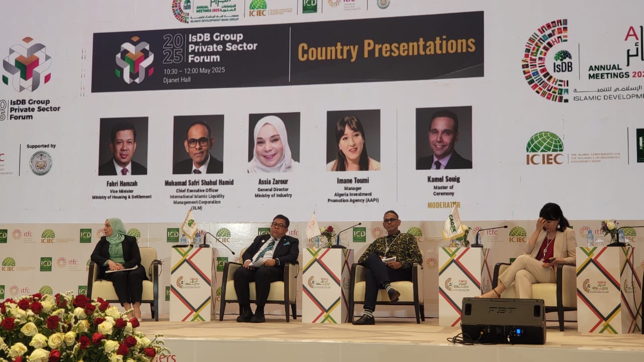 Wamen PKP Fahri Hamzah Paparkan Program 3 Juta Rumah di Forum IsDB Wamen PKP Fahri Hamzah Paparkan Program 3 Juta Rumah di Forum IsDB