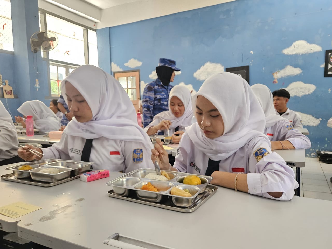Danlanud Husein Sastranegara: Program Makan Siang Bergizi Terpenuhi Dapat Mencetak Generasi Penerus Bangsa Danlanud Husein Sastranegara: Program Makan Siang Bergizi Terpenuhi Dapat Mencetak Generasi Penerus Bangsa