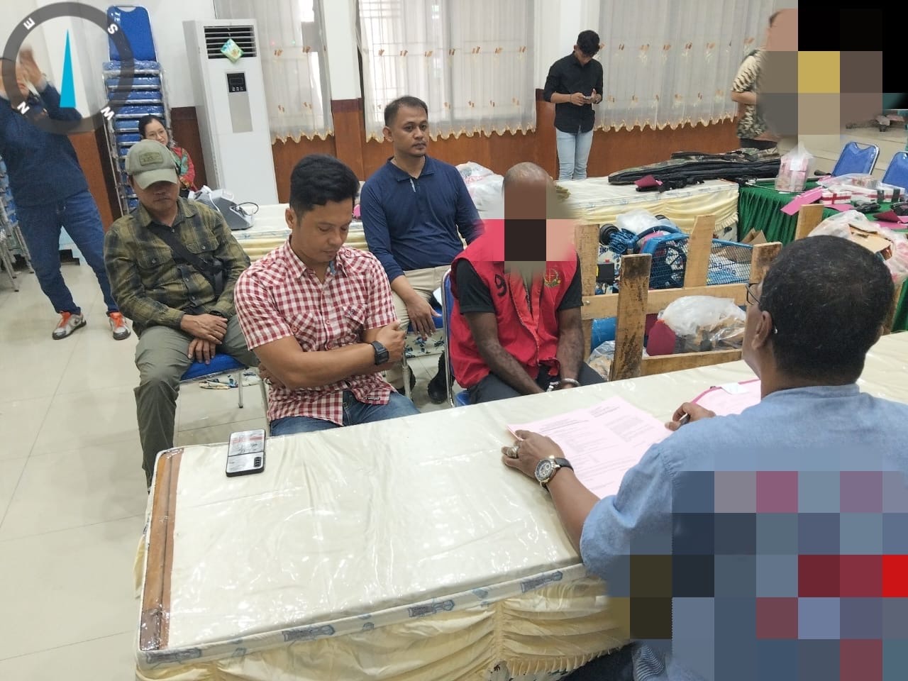 Satgas Ops Damai Cartenz serahkan tersangka Yuni Enumbi dan Barang Bukti Ratusan Amunisi ke Kejari Jayapura Satgas Ops Damai Cartenz serahkan tersangka Yuni Enumbi dan Barang Bukti Ratusan Amunisi ke Kejari Jayapura