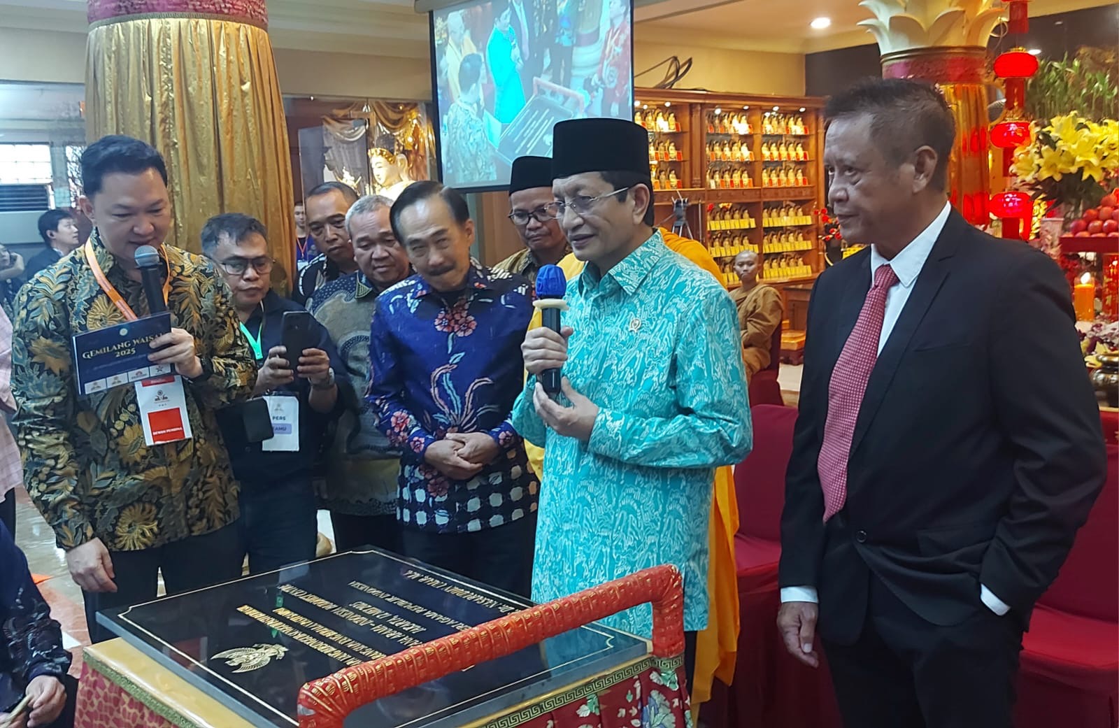 Menteri Agama Apresiasi Ribuan Umat Buddha Saat Memperingati Perayaan Hari Waisak di Wihara Ekayana Arama Menteri Agama Apresiasi Ribuan Umat Buddha Saat Memperingati Perayaan Hari Waisak di Wihara Ekayana Arama