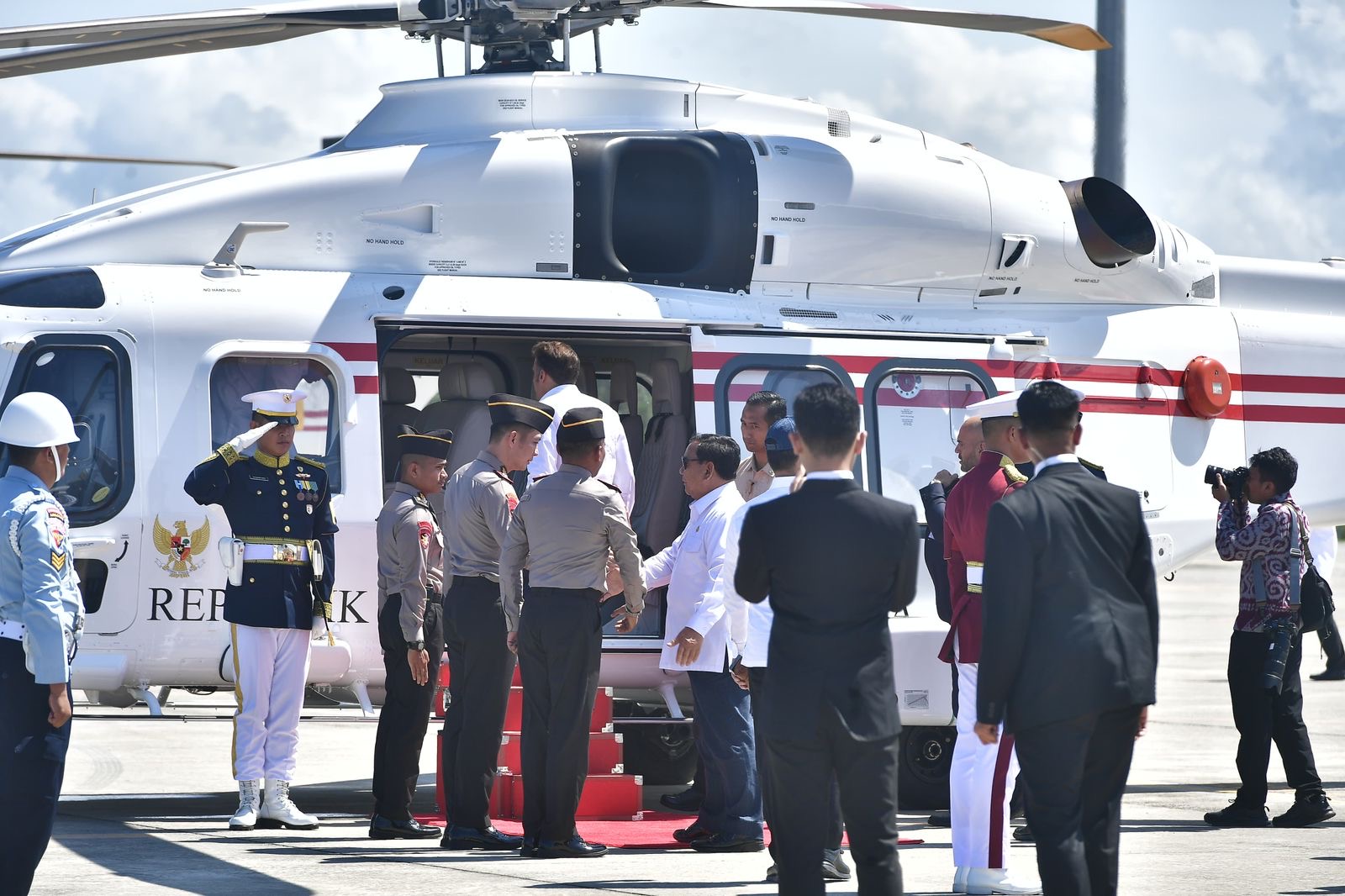 Presiden RI dan Presiden Perancis Gunakan Helikopter AW 189 Polri Presiden RI dan Presiden Perancis Gunakan Helikopter AW 189 Polri