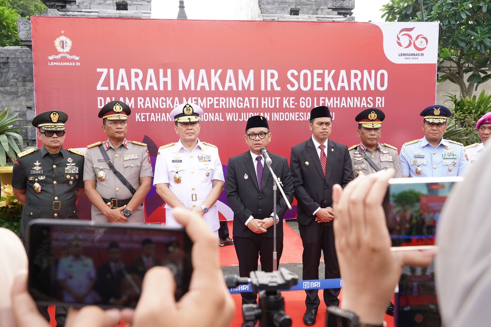 Gubernur Lemhannas RI Ziarah ke Makam Bung Karno Gubernur Lemhannas RI Ziarah ke Makam Bung Karno