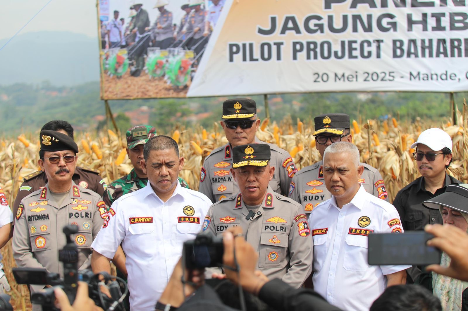 Kakorbinmas Baharkam Polri panen raya jagung hibrida bersama FKDB: Kolaborasi strategis wujudkan ketahanan pangan nasional Kakorbinmas Baharkam Polri panen raya jagung hibrida bersama FKDB: Kolaborasi strategis wujudkan ketahanan pangan nasional