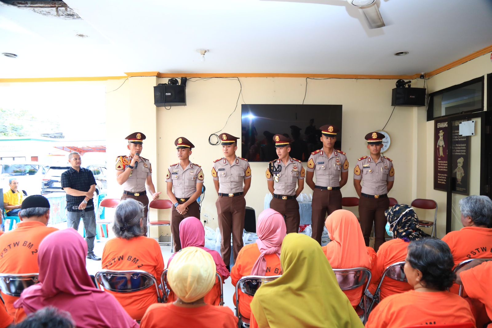 Taruna Akademi Kepolisian Gelar Bakti Sosial di Rumah Perlindungan Lansia Taruna Akademi Kepolisian Gelar Bakti Sosial di Rumah Perlindungan Lansia