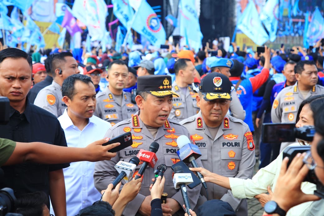 Kapolri Pastikan Kawal hingga Tuntas Hari Buruh di Monas yang Dihadiri Presiden Kapolri Pastikan Kawal hingga Tuntas Hari Buruh di Monas yang Dihadiri Presiden