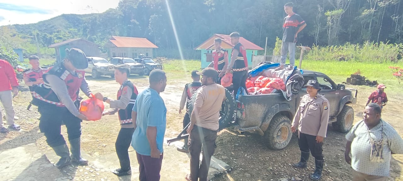 Polres Pegunungan Arfak Salurkan Bantuan Sembako kepada Warga Terdampak Longsor di Kampung Jim Polres Pegunungan Arfak Salurkan Bantuan Sembako kepada Warga Terdampak Longsor di Kampung Jim