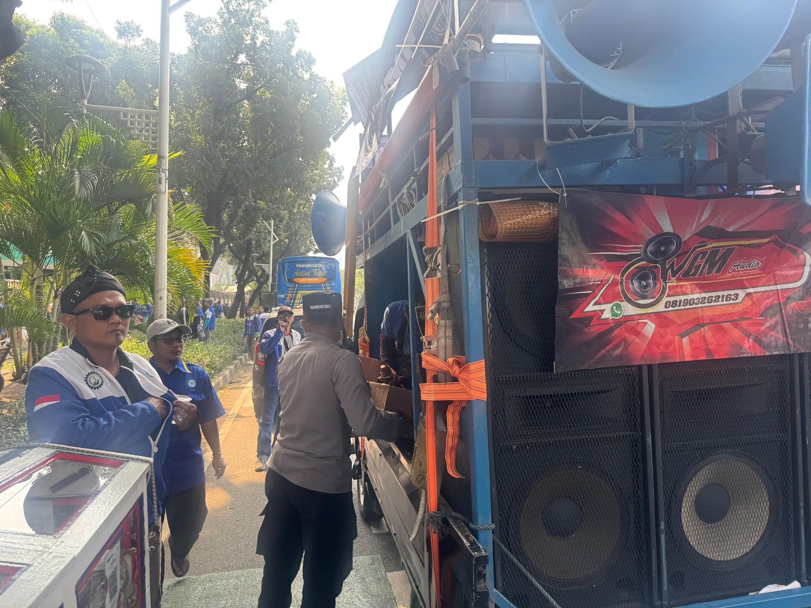 Polisi Bagikan 500 Duz Air Mineral Dan Permen Untuk Massa Buruh Di DPR Polisi Bagikan 500 Duz Air Mineral Dan Permen Untuk Massa Buruh Di DPR