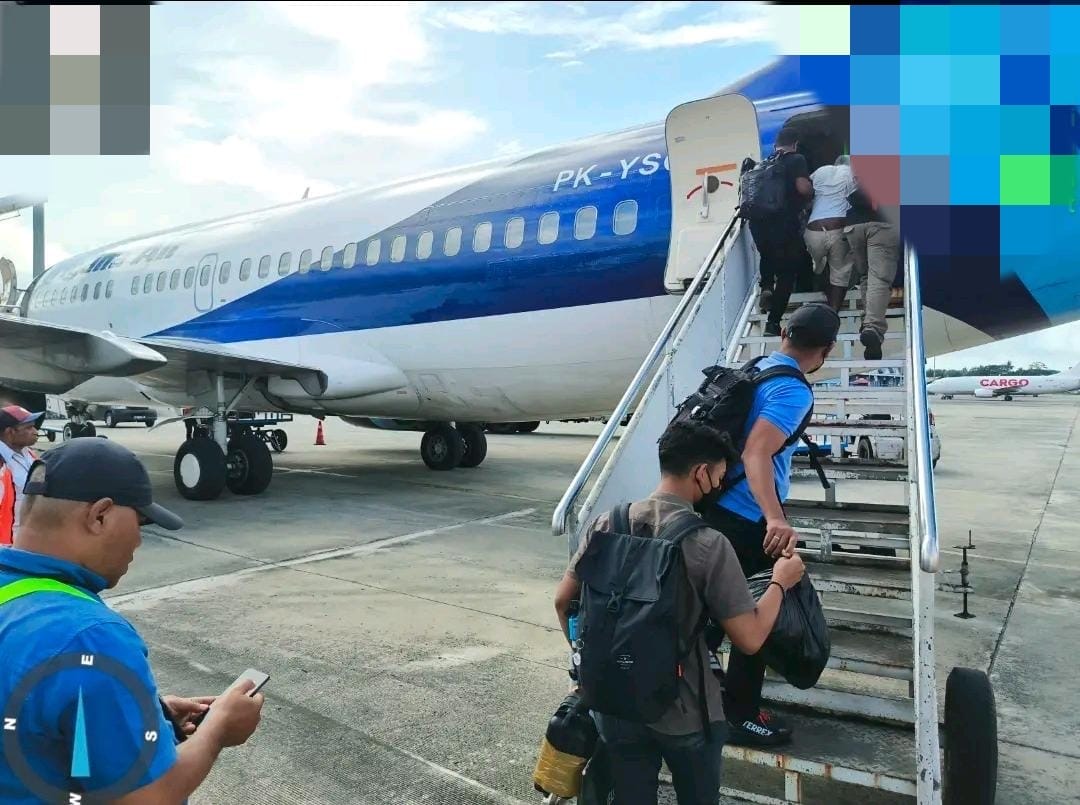 Satgas Gakkum Ops Damai Cartenz 2025 Serahkan Tersangka Aske Mabel dan Barang Bukti ke Kejaksaan Negeri Wamena Satgas Gakkum Ops Damai Cartenz 2025 Serahkan Tersangka Aske Mabel dan Barang Bukti ke Kejaksaan Negeri Wamena