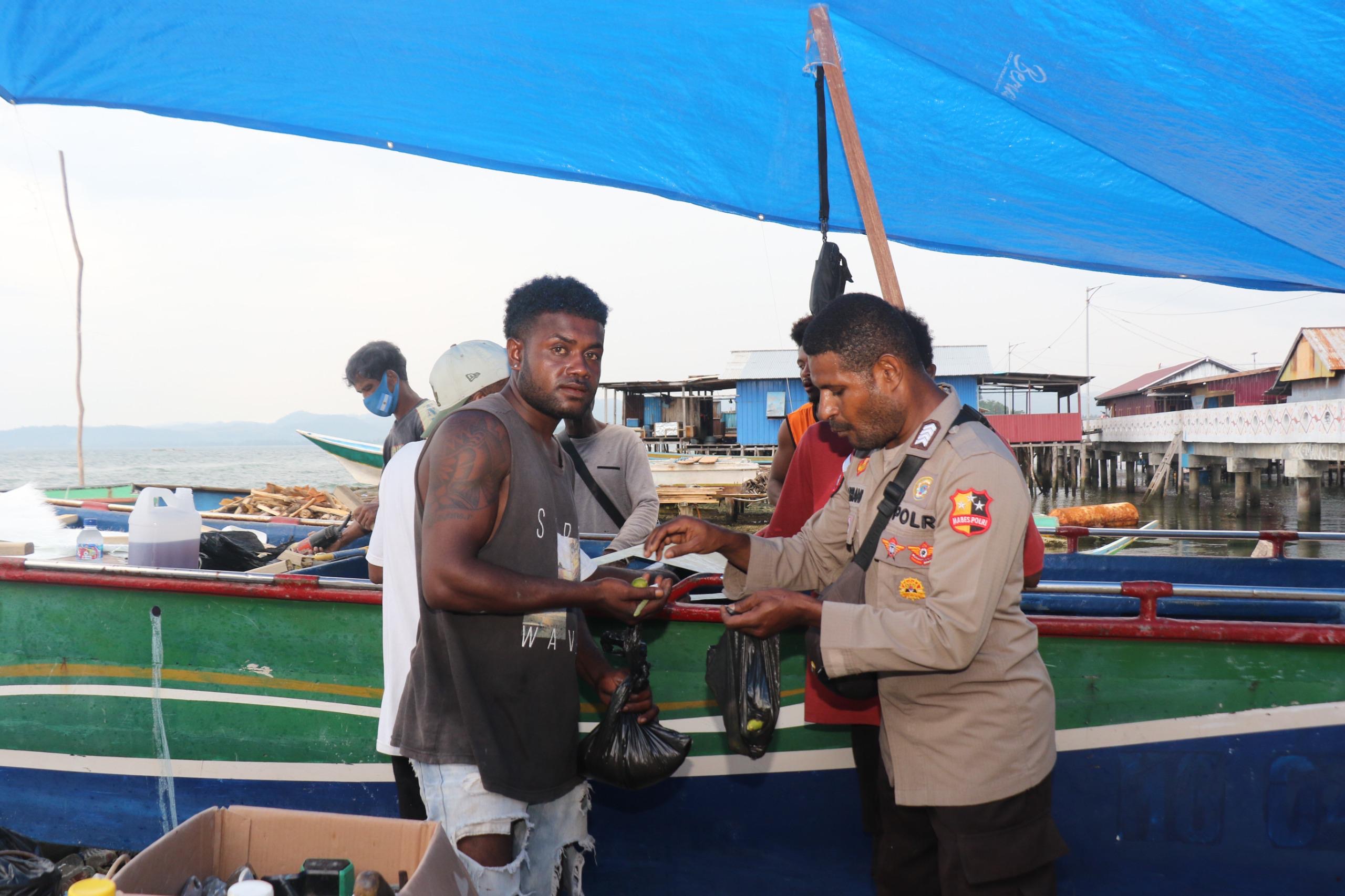 Satgas Humas Ops Damai Cartenz-2025 Sambangi Warga Hamadi, Imbau Jaga Kamtibmas Satgas Humas Ops Damai Cartenz-2025 Sambangi Warga Hamadi, Imbau Jaga Kamtibmas