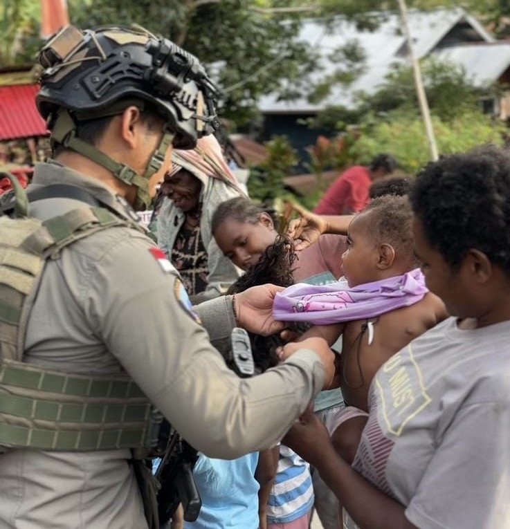 Satgas Ops Damai Cartenz 2025 Berbagi Kasih, Bagikan Pakaian untuk Anak-anak di Puncak Jaya Satgas Ops Damai Cartenz 2025 Berbagi Kasih, Bagikan Pakaian untuk Anak-anak di Puncak Jaya