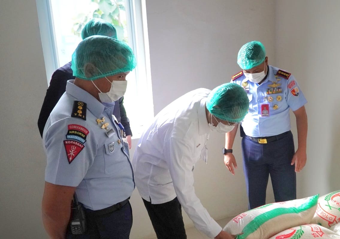 Pemimpin Wilayah Perum Bulog Jabar Apresiasi Dapur SPPG Lanud Husein Sastranegara Menggunakan Bahan Pangan Berkualitas Tinggi Pemimpin Wilayah Perum Bulog Jabar Apresiasi Dapur SPPG Lanud Husein Sastranegara Menggunakan Bahan Pangan Berkualitas Tinggi