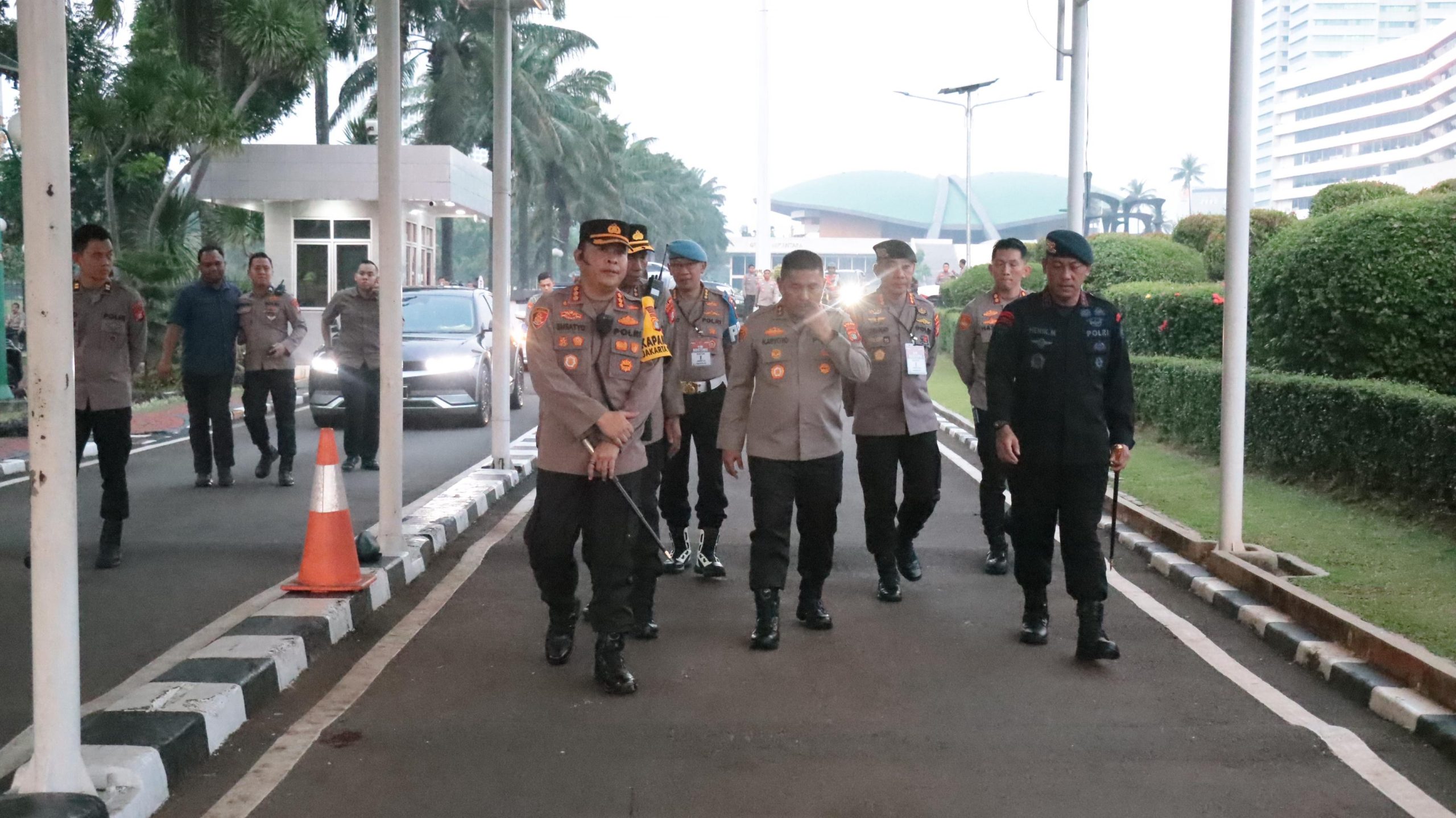 Kapolda Metro Jaya Tinjau Langsung Situasi Keamanan May Day 2025 di Sekitar Gedung DPR/MPR RI Kapolda Metro Jaya Tinjau Langsung Situasi Keamanan May Day 2025 di Sekitar Gedung DPR/MPR RI