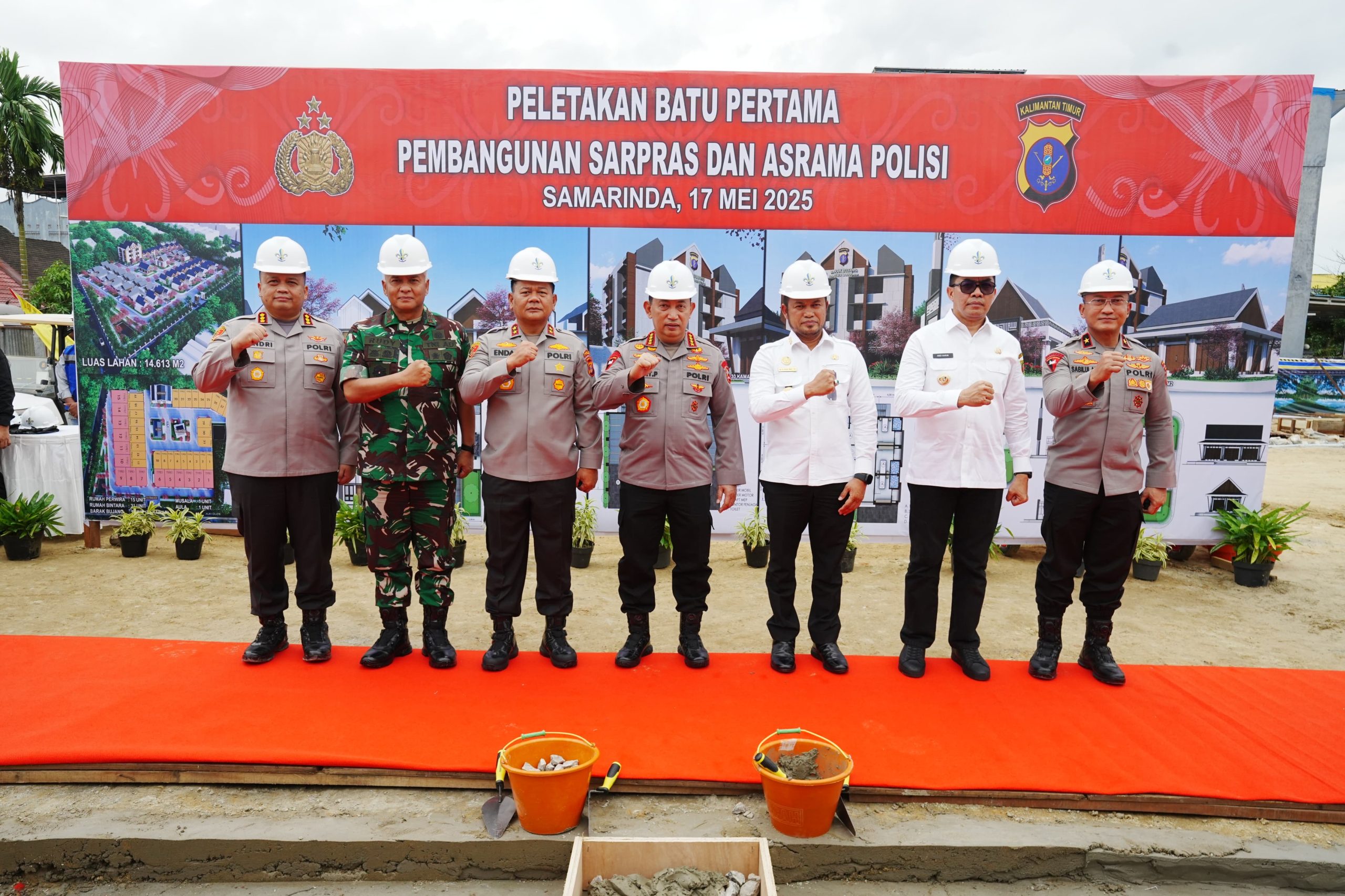 Hadiri Ground Breaking Asrama Polresta Samarinda, Kapolri Bagikan Sumur Bor-Sembako ke Warga Hadiri Ground Breaking Asrama Polresta Samarinda, Kapolri Bagikan Sumur Bor-Sembako ke Warga