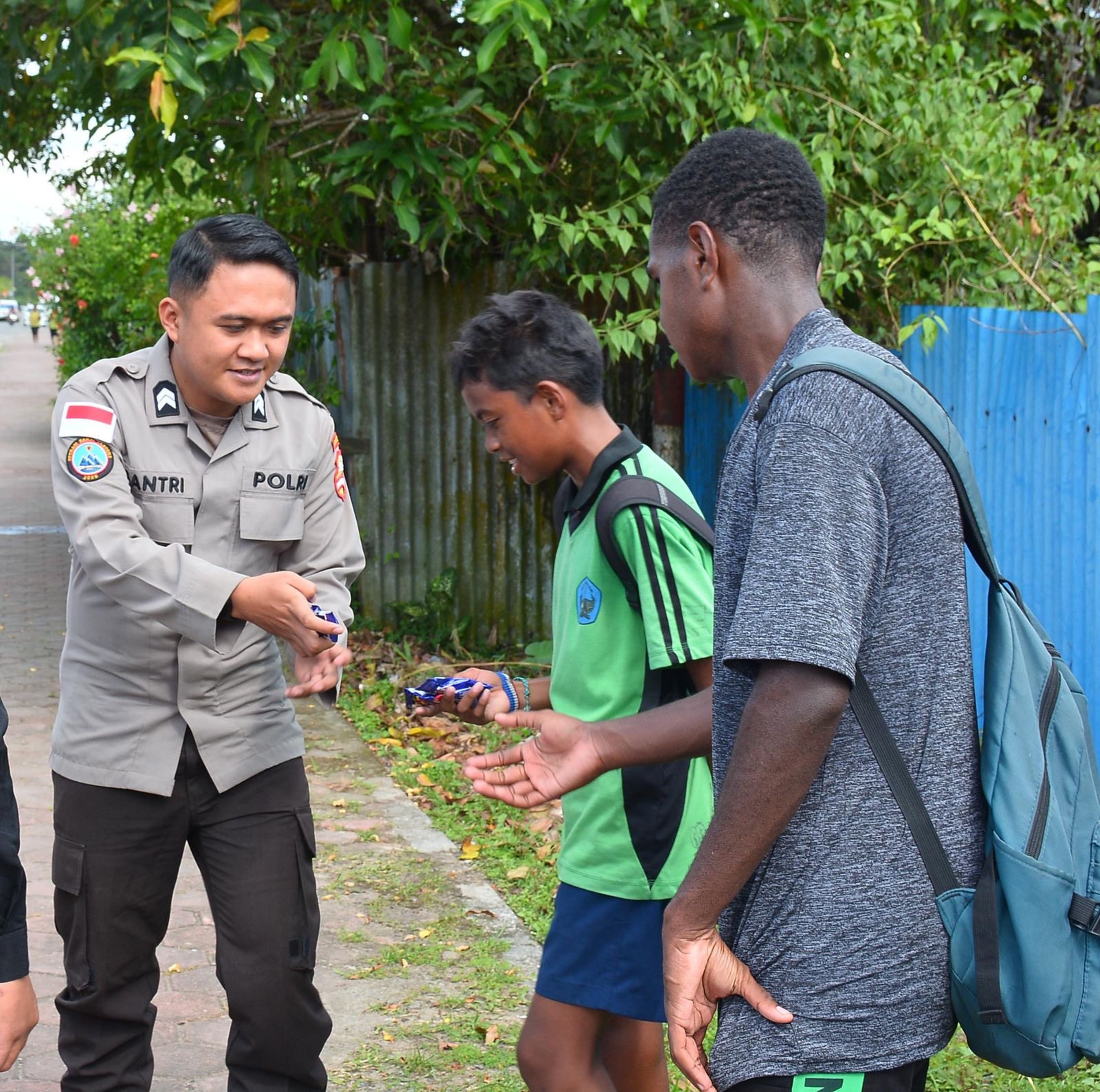 “Satgas Damai Cartenz Tanamkan Nilai Positif pada Pelajar Mimika Lewat Sentuhan Humanis” “Satgas Damai Cartenz Tanamkan Nilai Positif pada Pelajar Mimika Lewat Sentuhan Humanis”