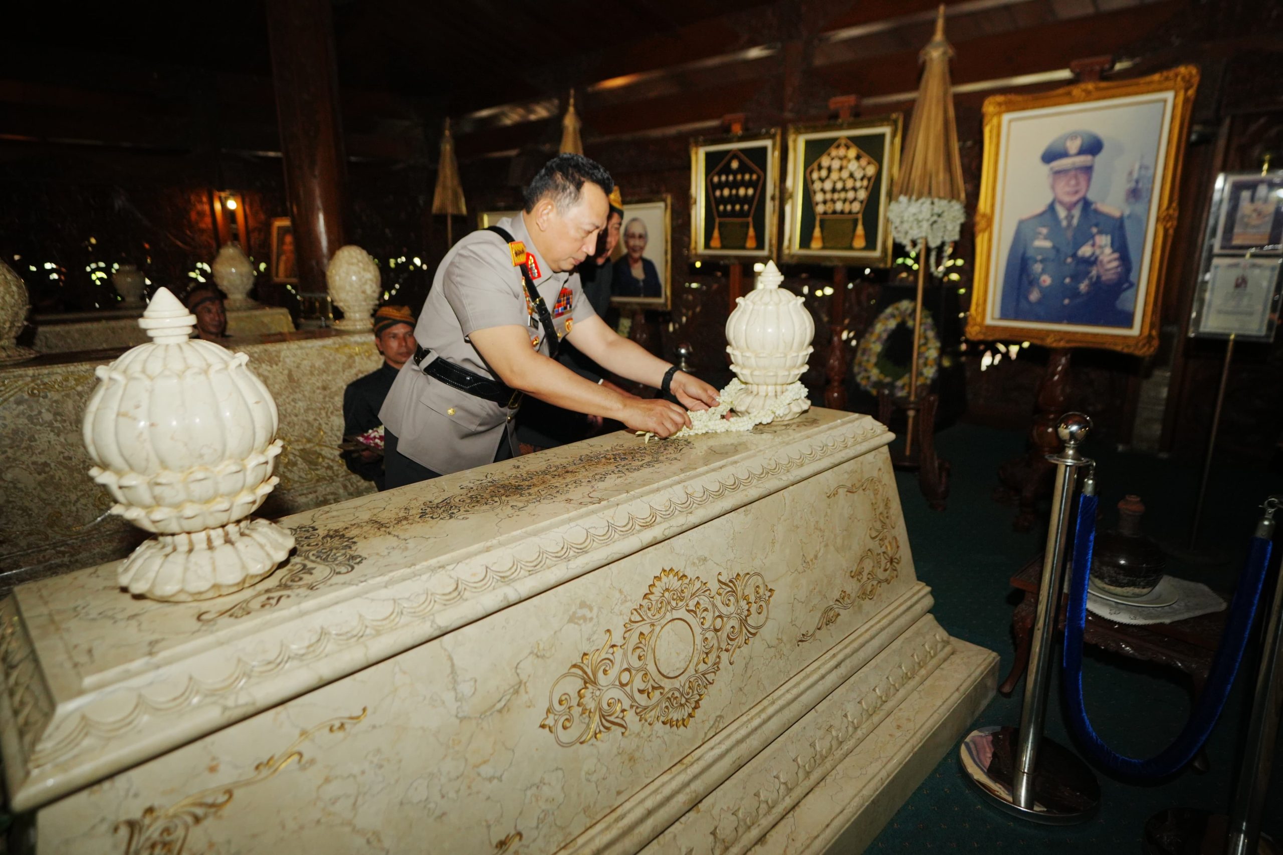 Rangkaian Hari Bhayangkara ke-79, Kapolri Ziarah ke Makam Presiden RI ke-2 Soeharto Rangkaian Hari Bhayangkara ke-79, Kapolri Ziarah ke Makam Presiden RI ke-2 Soeharto