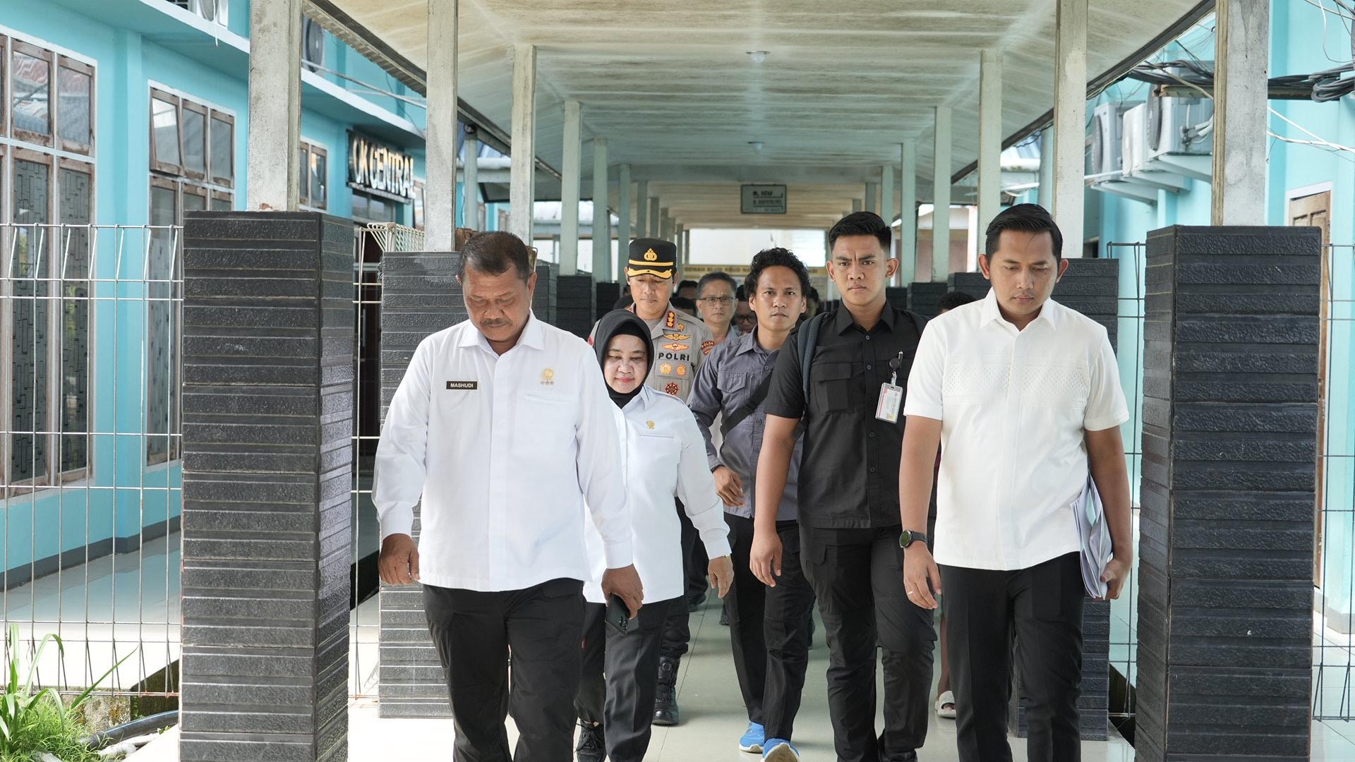 Tiba di Nabire, Dirjenpas Langsung Sambangi Petugas Lapas Yang Terluka Tiba di Nabire, Dirjenpas Langsung Sambangi Petugas Lapas Yang Terluka