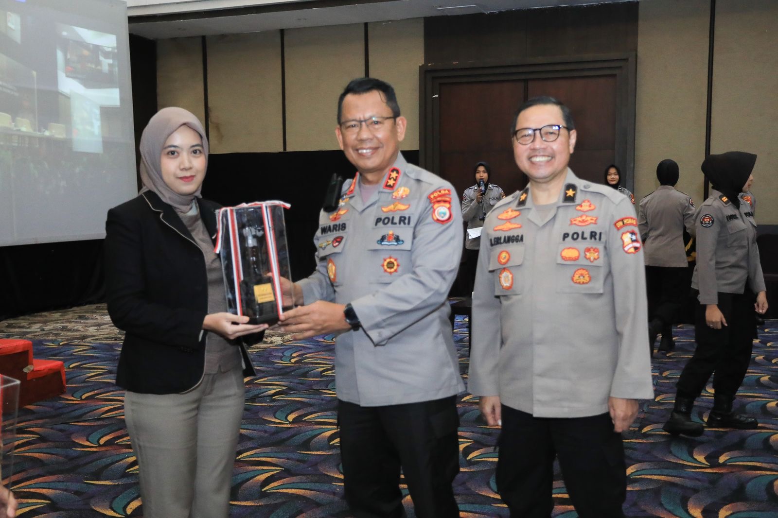 Gelar Dialog Publik di Malut, Divhumas Polri Gaungkan Semangat Generasi Berkarakter dan Berintegritas Gelar Dialog Publik di Malut, Divhumas Polri Gaungkan Semangat Generasi Berkarakter dan Berintegritas