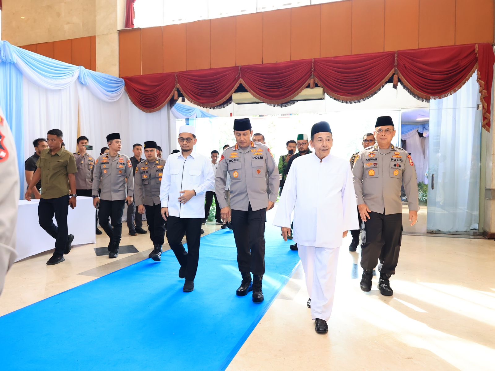 Kebersamaan dalam Doa: Polri Gelar Doa Bersama Lintas Agama Sambut Hari Bhayangkara ke-79 Kebersamaan dalam Doa: Polri Gelar Doa Bersama Lintas Agama Sambut Hari Bhayangkara ke-79