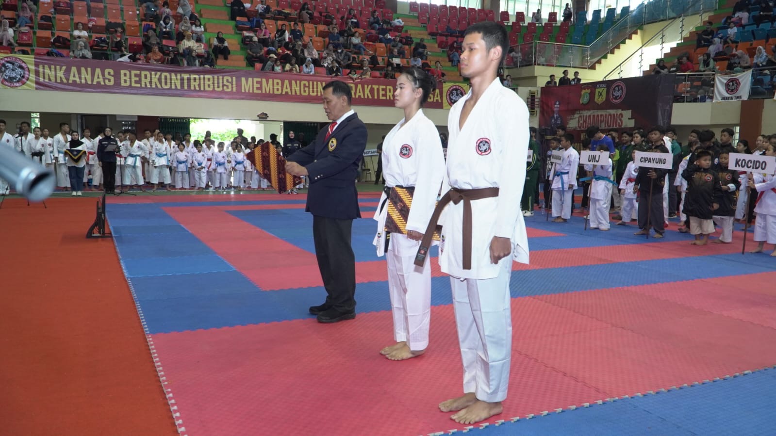 Kejuaraan Karate INKANAS “Piala Kapolres Metro Jakarta Timur 2025” Resmi Dibuka, Ratusan Atlet Unjuk Gigi di GOR PKP Kejuaraan Karate INKANAS “Piala Kapolres Metro Jakarta Timur 2025” Resmi Dibuka, Ratusan Atlet Unjuk Gigi di GOR PKP