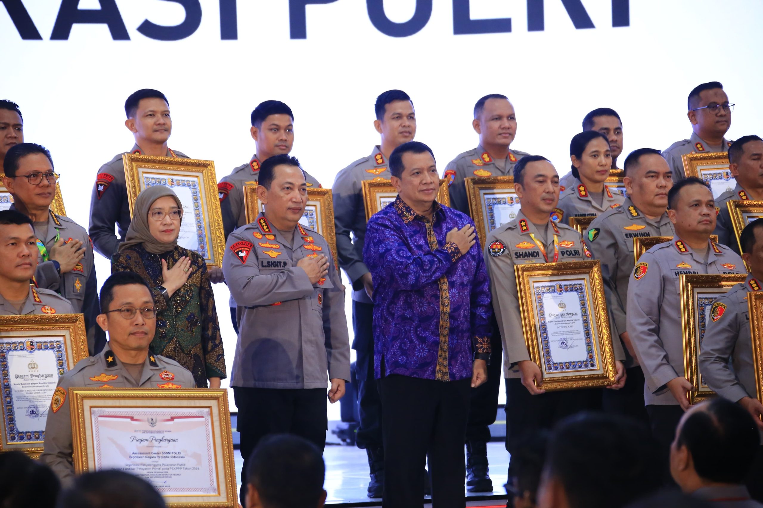 Menteri Rini Sampaikan Apresiasi Divisi Humas Polri Atas Penghargaan Zona Integritas Menteri Rini Sampaikan Apresiasi Divisi Humas Polri Atas Penghargaan Zona Integritas