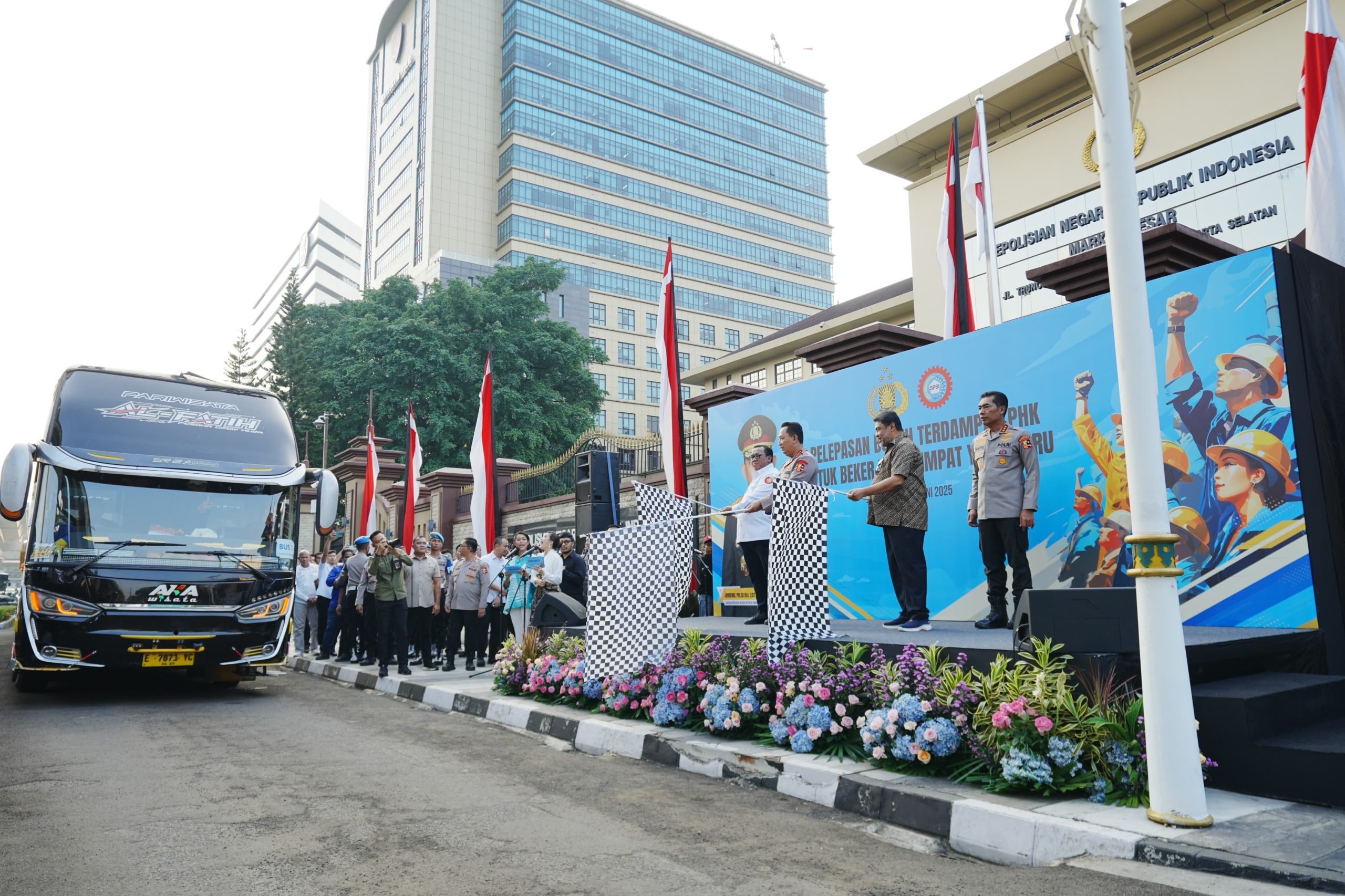 Kapolri Lepas 700 Buruh Terdampak PHK Untuk Kembali Bekerja, Wujud Kolaborasi Selesaikan Permasalahan Industrial Kapolri Lepas 700 Buruh Terdampak PHK Untuk Kembali Bekerja, Wujud Kolaborasi Selesaikan Permasalahan Industrial