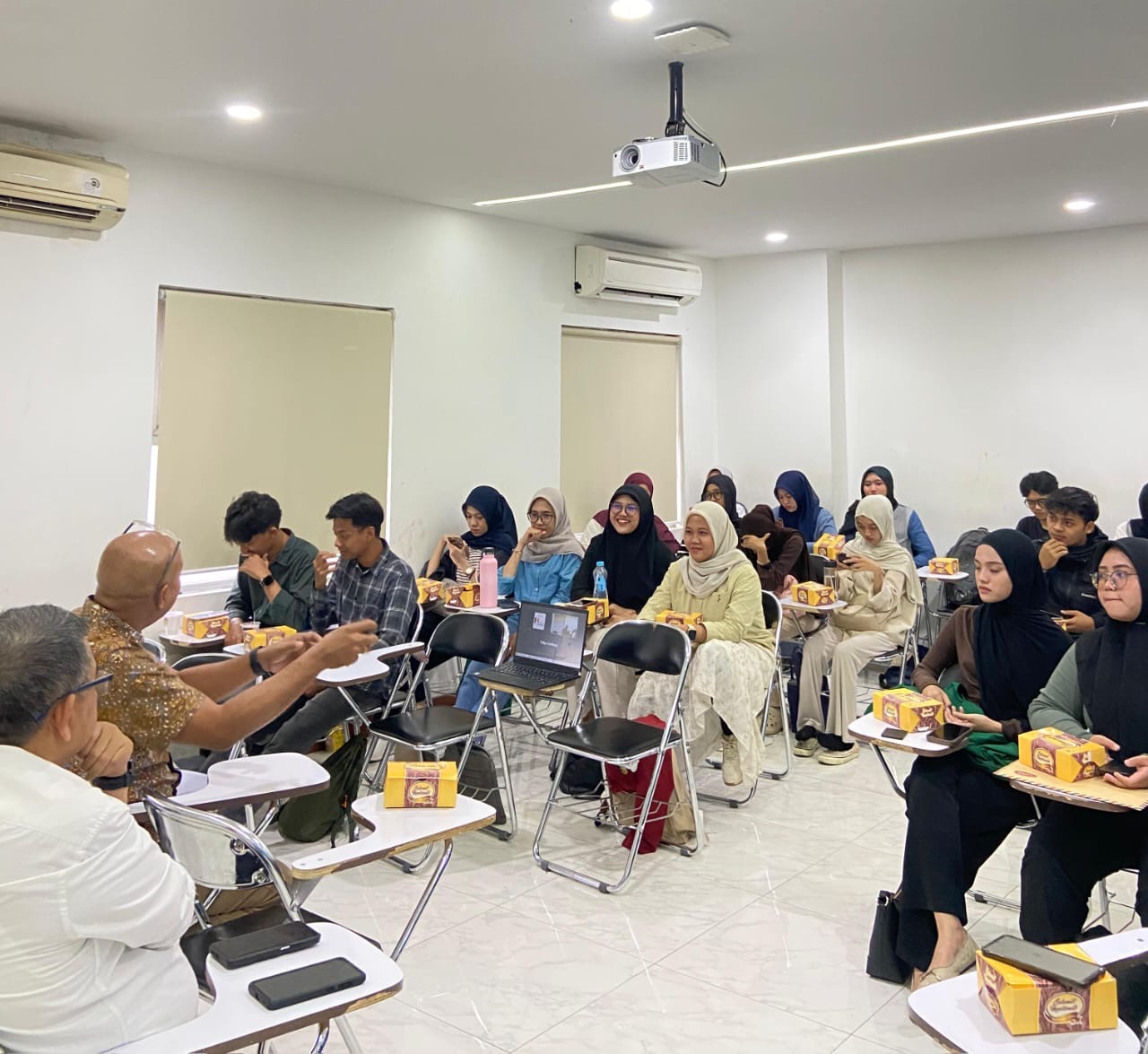 Pengamat dan Mahasiswa Dialog Tentang Komunikasi, Film Bid’ah di Indonesia, dan Komunikasi Gender Pengamat dan Mahasiswa Dialog Tentang Komunikasi, Film Bid’ah di Indonesia, dan Komunikasi Gender