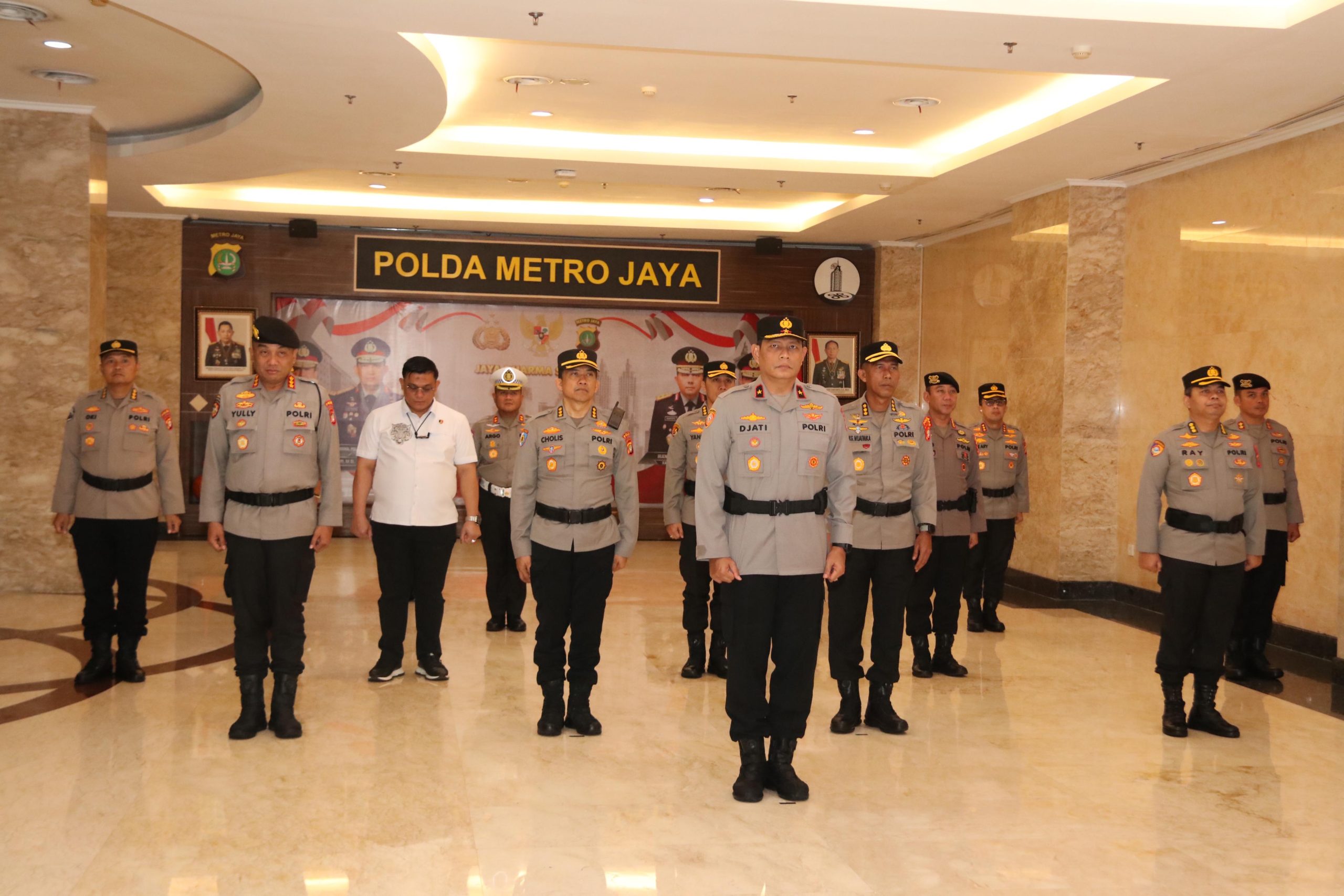 Polda Metro Jaya Ikuti Upacara Virtual Pemuliaan Nilai Luhur Tribrata dalam Rangka HUT Bhayangkara ke-79 Polda Metro Jaya Ikuti Upacara Virtual Pemuliaan Nilai Luhur Tribrata dalam Rangka HUT Bhayangkara ke-79