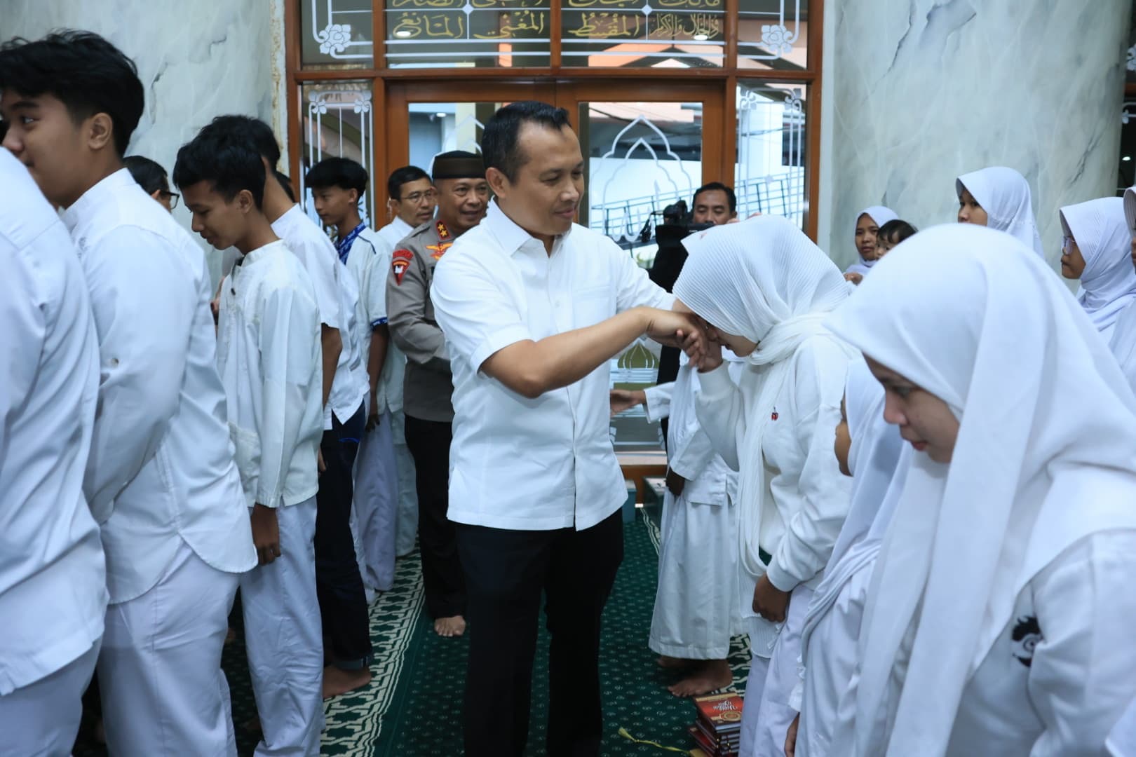 Mabes Polri Gelar Doa dan Zikir Bersama untuk Kelancaran Rangkaian Peringatan Hari Bhayangkara ke-79 Mabes Polri Gelar Doa dan Zikir Bersama untuk Kelancaran Rangkaian Peringatan Hari Bhayangkara ke-79