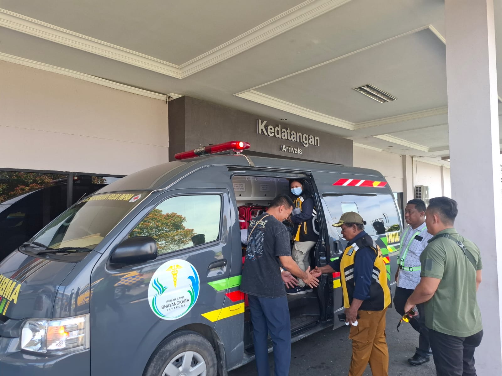 Satu Anggota Polri Korban Aksi Penyerangan KKB di Wamena Dirujuk ke RS Bhayangkara Kramat Jati Satu Anggota Polri Korban Aksi Penyerangan KKB di Wamena Dirujuk ke RS Bhayangkara Kramat Jati