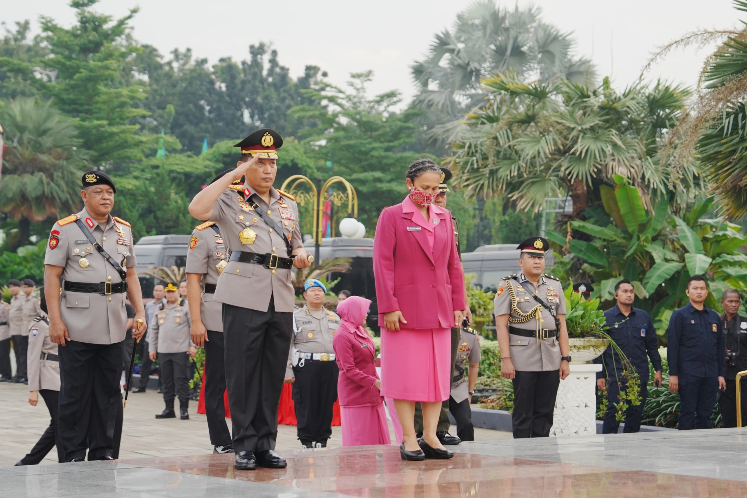 Jelang Hari Bhayangkara, Kapolri Ziarah ke Makam BJ Habibie hingga Hoegeng Jelang Hari Bhayangkara, Kapolri Ziarah ke Makam BJ Habibie hingga Hoegeng