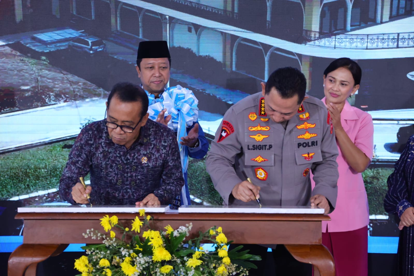 Kapolri: SMA Kemala Taruna Bhayangkara dan SMA Global Darussalam Academy Siapkan Calon Pemimpin Harapan Bangsa Kapolri: SMA Kemala Taruna Bhayangkara dan SMA Global Darussalam Academy Siapkan Calon Pemimpin Harapan Bangsa
