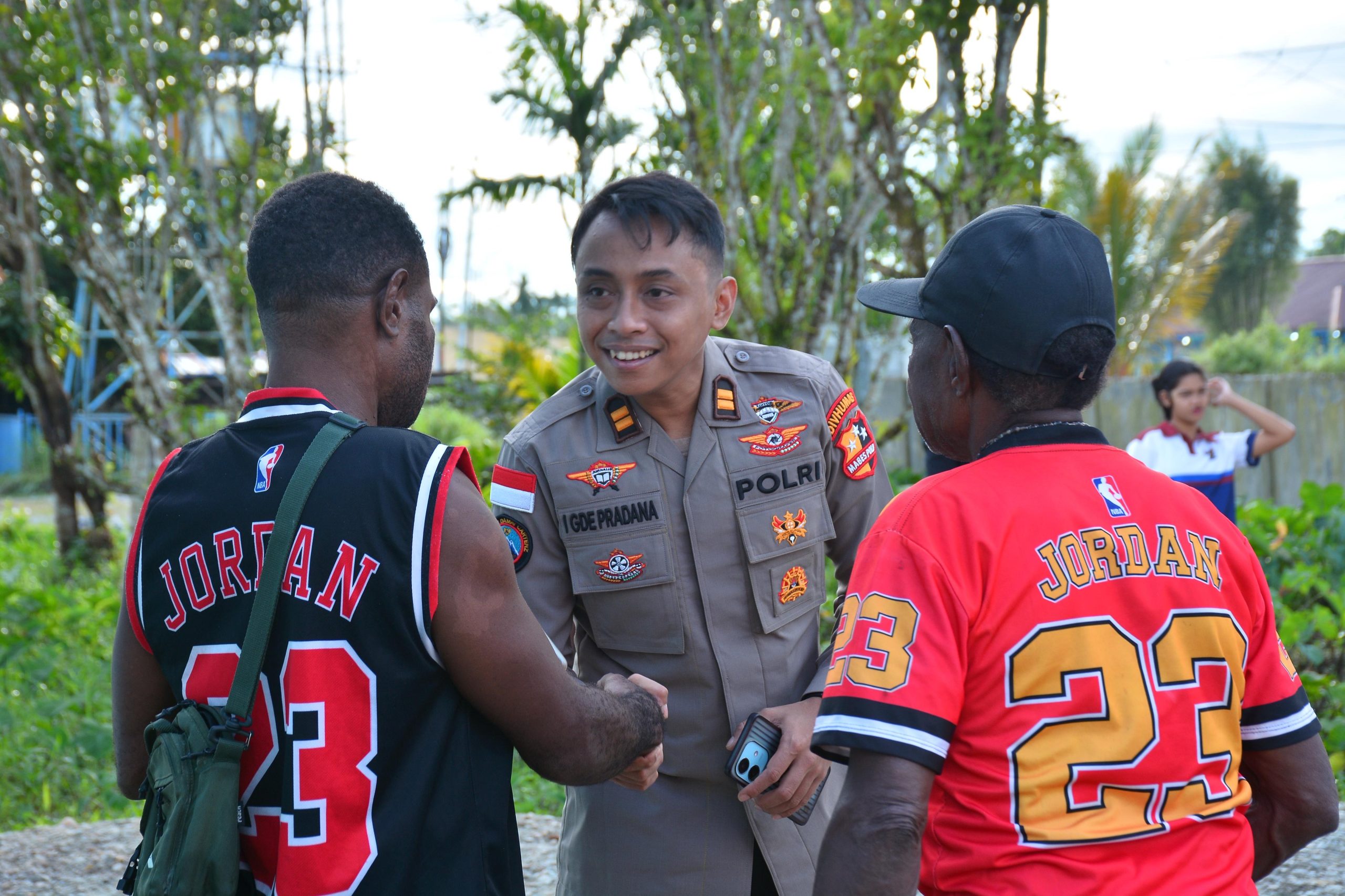 Satgas Ops Damai Cartenz Berbagi Keceriaan Bersama Anak-anak di Mimika Satgas Ops Damai Cartenz Berbagi Keceriaan Bersama Anak-anak di Mimika