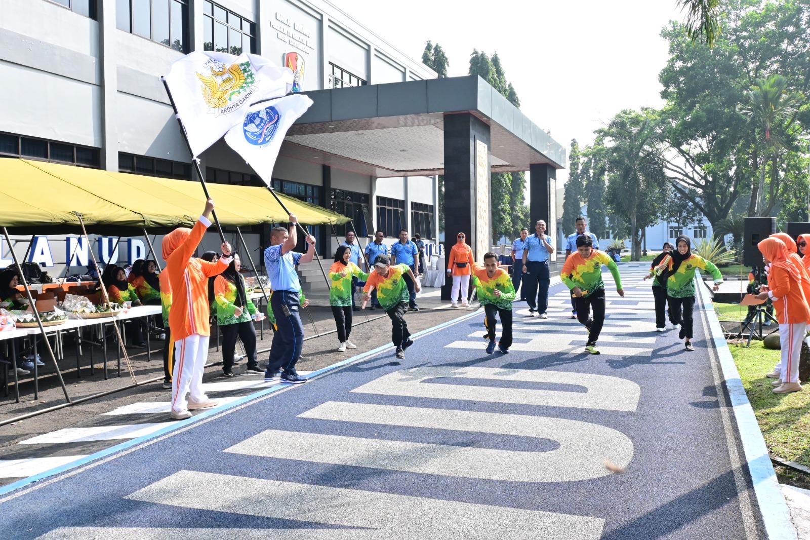 Semangat Kebersamaan Meriahkan Rangkaian HUT ke-37 Yasarini: Lanud Husein Sastranegara Gelar Olahraga Bersama Semangat Kebersamaan Meriahkan Rangkaian HUT ke-37 Yasarini: Lanud Husein Sastranegara Gelar Olahraga Bersama