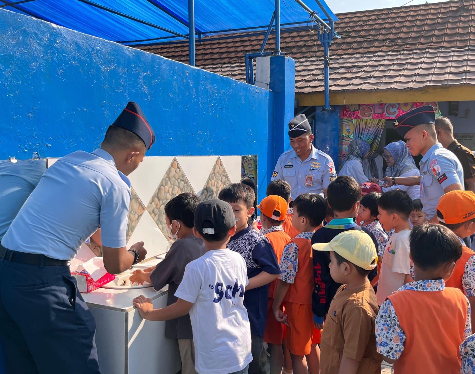 Peringati Hari Anak Nasional, Lanud Husein Sastranegara Distribusikan 7.000 Lebih Paket MBG untuk Siswa Cicendo Peringati Hari Anak Nasional, Lanud Husein Sastranegara Distribusikan 7.000 Lebih Paket MBG untuk Siswa Cicendo