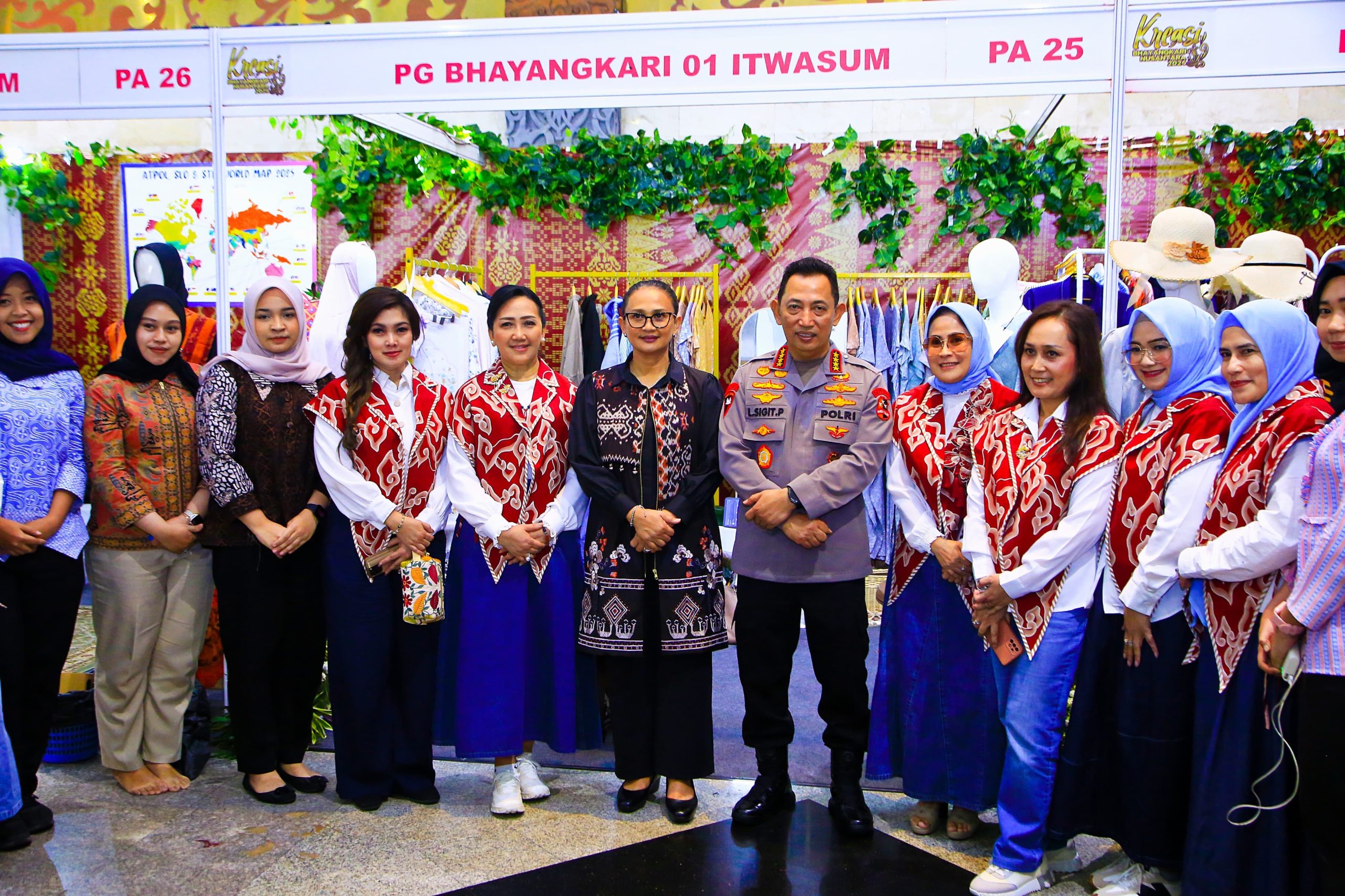 Kapolri Tinjau Bazar Kreasi Bhayangkari Nusantara 2025, Dorong Pertumbuhan UMKM Kapolri Tinjau Bazar Kreasi Bhayangkari Nusantara 2025, Dorong Pertumbuhan UMKM