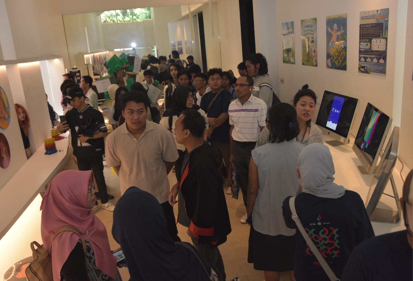 Mandi Ide ke-6: Perayaan Visual Mahasiswa DKV Semangat Kolaboratif dan Konektif Mandi Ide ke-6: Perayaan Visual Mahasiswa DKV Semangat Kolaboratif dan Konektif