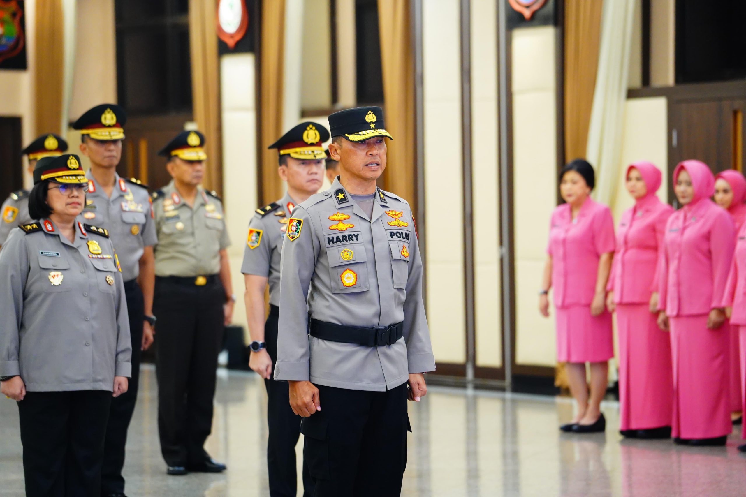 17 Perwira Tinggi Polri Naik Pangkat, Satu Diantaranya Raih Bintang Tiga 17 Perwira Tinggi Polri Naik Pangkat, Satu Diantaranya Raih Bintang Tiga