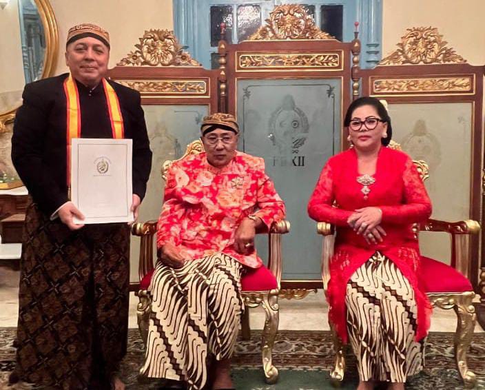 Momen Langka! Ketua Umum AMKI Tundra Meliala Terima Gelar Adat Langsung dari SISKS. Pakoe Boewono XIII di Keraton Surakarta Momen Langka! Ketua Umum AMKI Tundra Meliala Terima Gelar Adat Langsung dari SISKS. Pakoe Boewono XIII di Keraton Surakarta