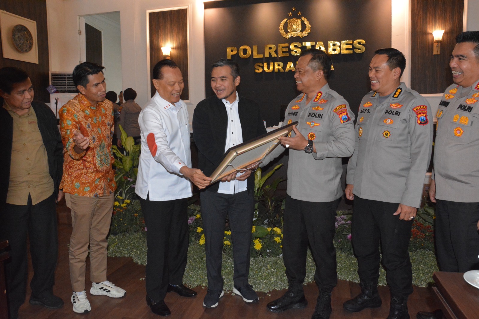 Wakil Ketua MKD DPR RI Adang Daradjatun: Sosialisasi TNKB Meningkatkan Pemahaman dan Kerja Sama Antara Lembaga Legislatif dan Kepolisian Wakil Ketua MKD DPR RI Adang Daradjatun: Sosialisasi TNKB Meningkatkan Pemahaman dan Kerja Sama Antara Lembaga Legislatif dan Kepolisian