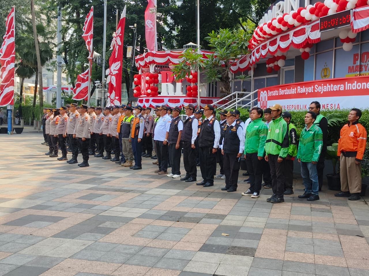 Lagu Indonesia Raya Bergema di Bundaran HI Sambut HUT ke-80 RI Lagu Indonesia Raya Bergema di Bundaran HI Sambut HUT ke-80 RI