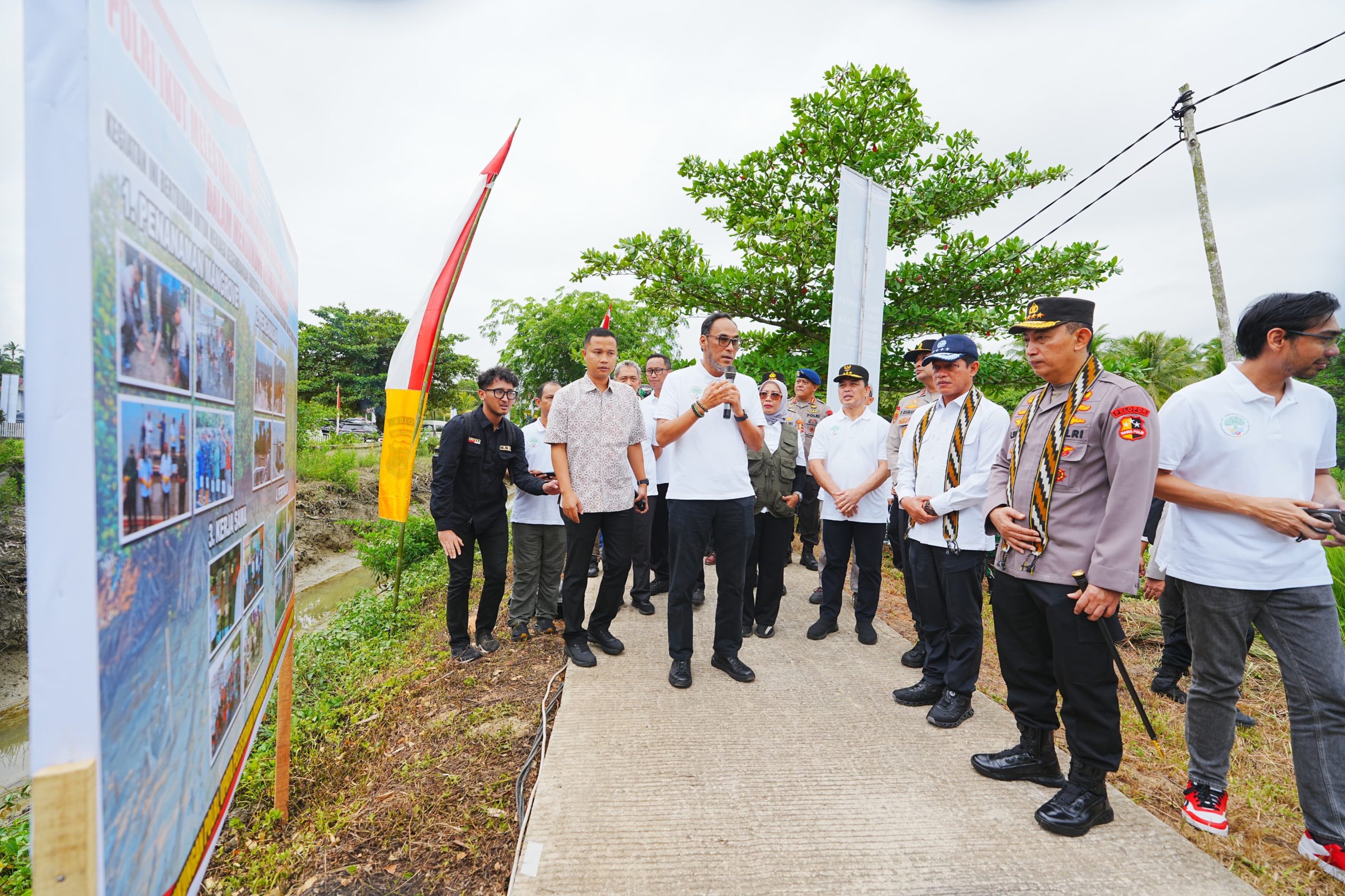 Tanam Mangrove di Kalbar, Kapolri: Jaga Lingkungan untuk Masa Depan Anak-Cucu Kita Tanam Mangrove di Kalbar, Kapolri: Jaga Lingkungan untuk Masa Depan Anak-Cucu Kita