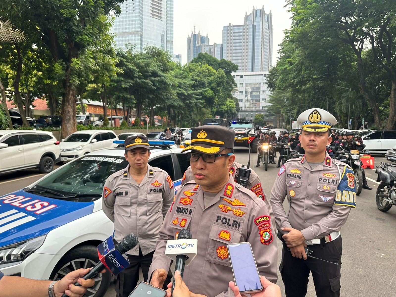 Polda Metro Jaya Gelar Patroli Skala Besar, Ratusan Personel Amankan Ibu Kota Pasca-Kericuhan Polda Metro Jaya Gelar Patroli Skala Besar, Ratusan Personel Amankan Ibu Kota Pasca-Kericuhan