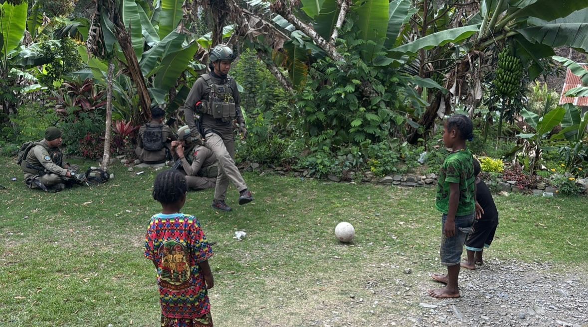 Tebar Senyum di Puncak Jaya, Satgas Damai Cartenz Bermain Bola dengan Anak-anak Papua