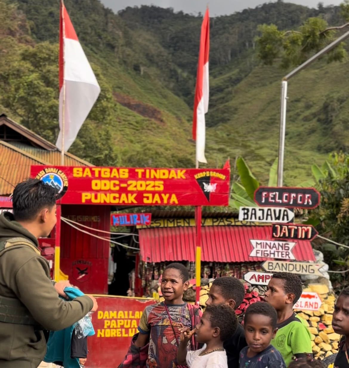 Hangat dan Penuh Senyum, Operasi Damai Cartenz Jalin Persahabatan dengan Anak-Anak Papua