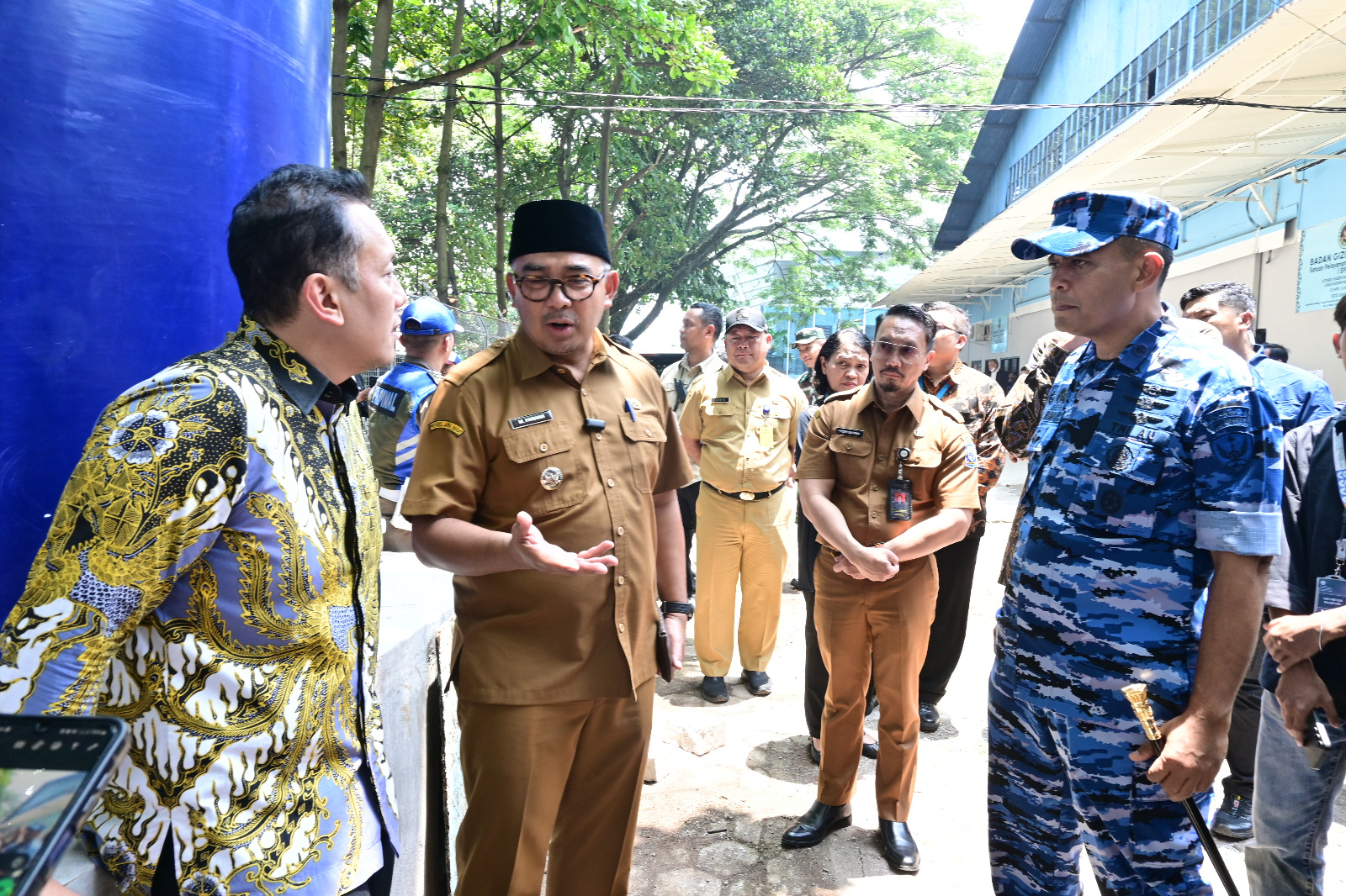 Pastikan Gizi Anak Terpenuhi, Wamen LHK Tinjau Dapur Sehat Anak Bangsa di Lanud Husein Sastranegara