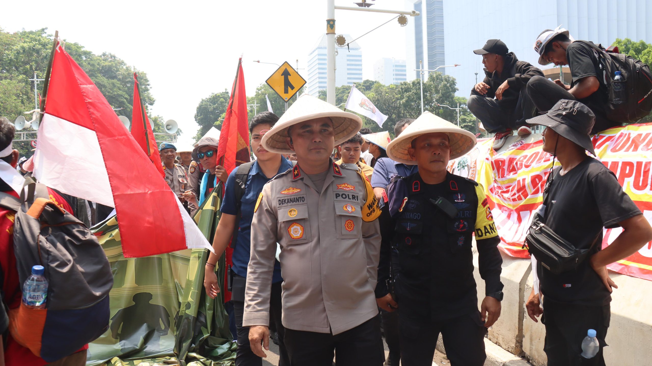 Peringati Hari Tani Nasional, Polisi Potong Tumpeng Bersama Massa Aksi di Jl. Merdeka Selatan Jakarta Pusat.